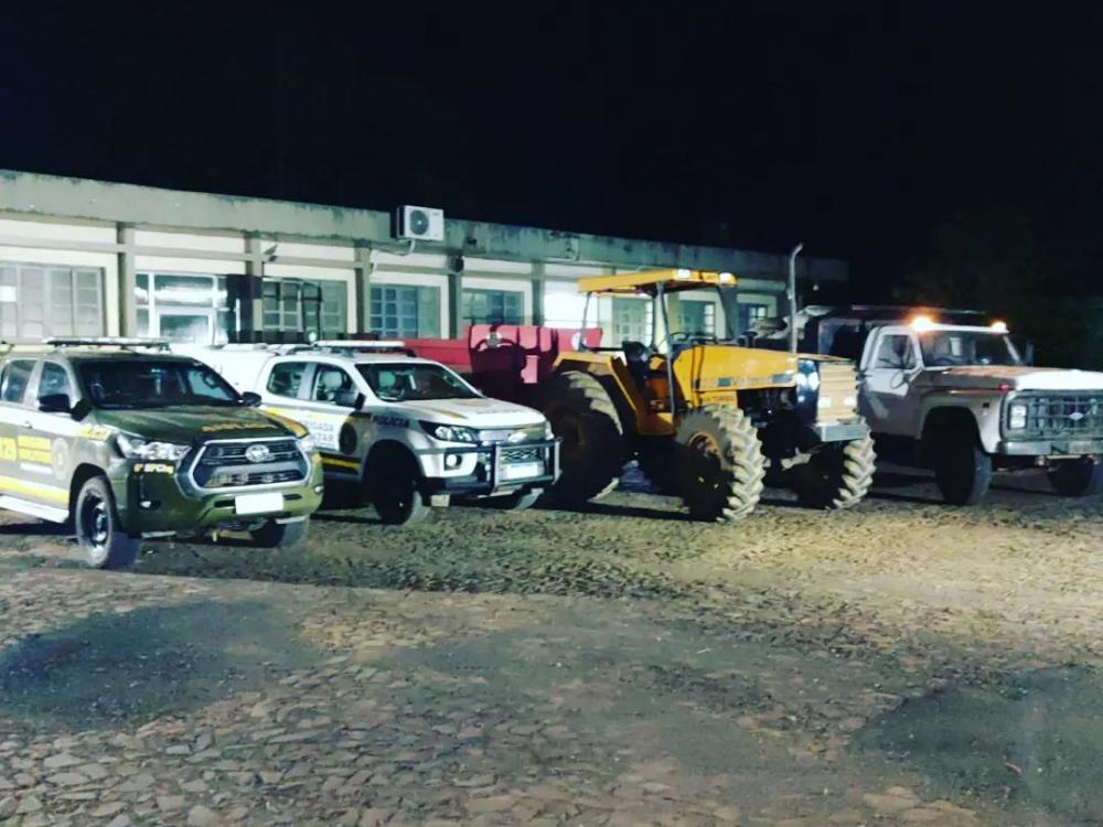 Veículos e soja foram apreendidas pela Brigada Militar (Foto: Brigada Militar)