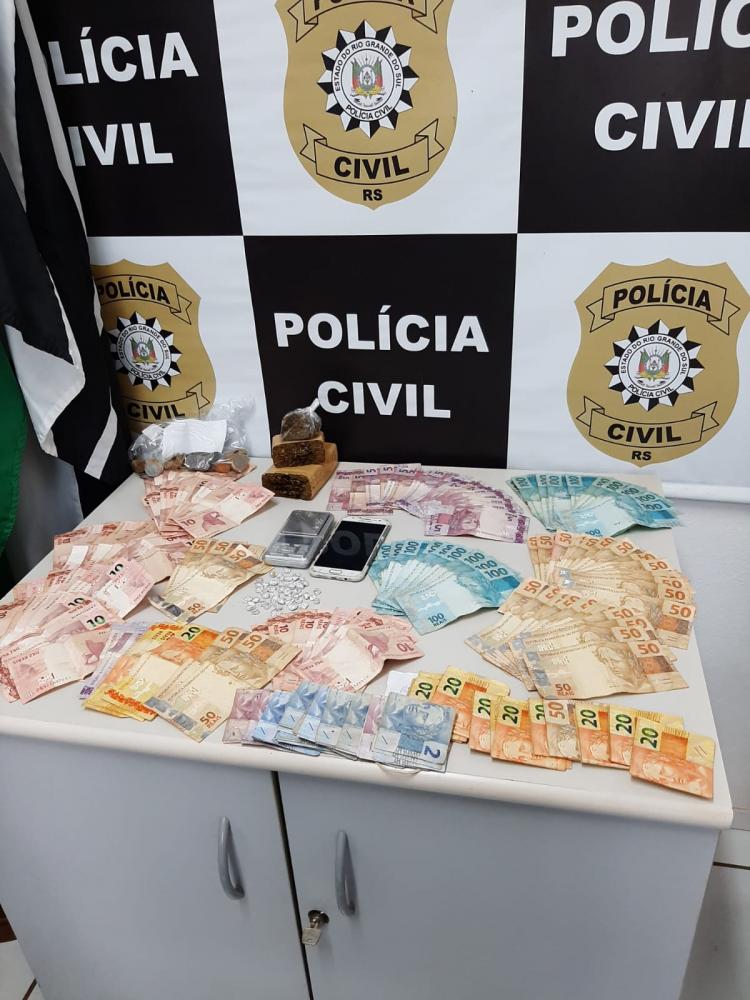Polícia Civil realizou a apreensão de dinheiro e drogas (Foto: Polícia Civil)