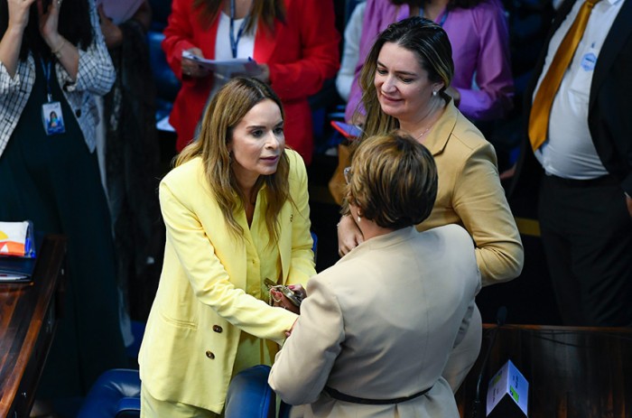 A relatora do projeto, Daniella Ribeiro (à esquerda), conversa com Jussara Lima (centro) e Augusta Brito (à direita) - Marcos Oliveira/Agência Senado