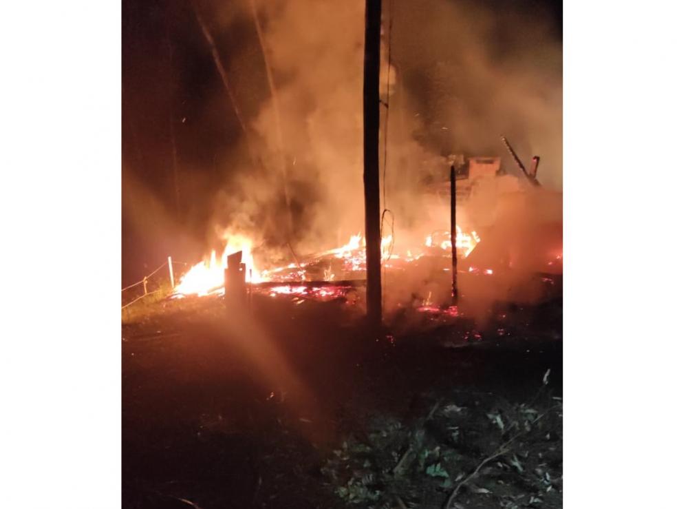 Incêndio destruiu uma das casas localizadas no parque (Foto: Rádio Alto Uruguai/Reprodução/Redes Sociais)