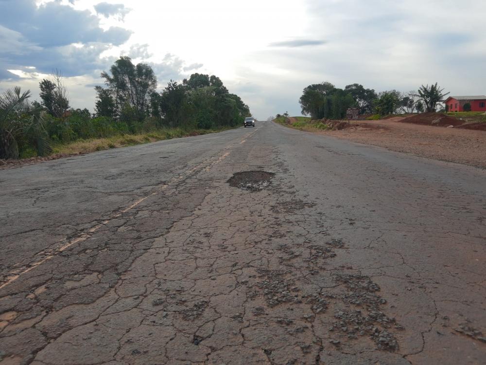 Buracos atrapalham o tráfego de veículos no trecho entre Tenente Portela a Miraguaí (Foto: Jonas Martins)