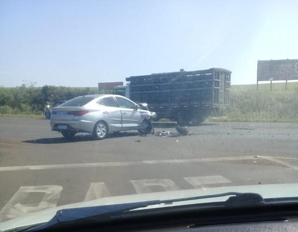 Se envolveram na colisão, junto ao trevo de entroncamento da BR-468 com a RS-210, um caminhão e dois automóveis - Foto: Observador Regional Reprodução