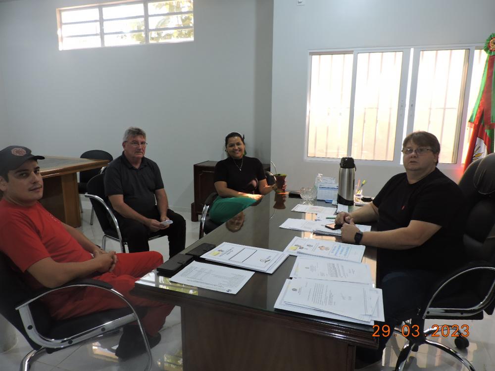 Reunião ocorreu no gabinete do prefeito de Redentora (Foto: Ascom/Redentora)