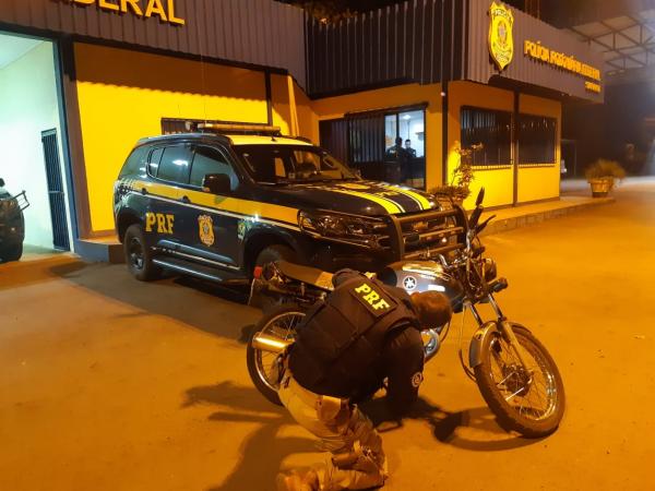 Motocicleta e foragido foram recapturados e apresentados à Polícia Judiciária local - Foto: PRF Sarandi