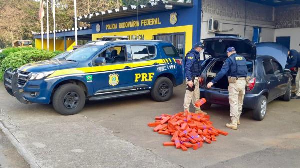 No porta-malas do Celta foram encontradas dezenas de tabletes de maconha, que totalizaram 123 quilos - Foto: PRF Divulgação
