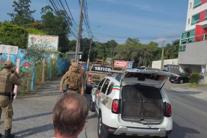 Polícia militar está no local (Foto: Cristóvão Vieira / O Município Blumenau / Divulgação)
