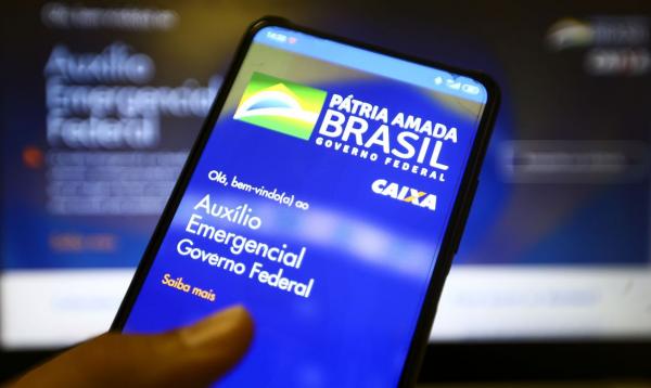 A partir de hoje (1º), nascidos de janeiro a abril estão autorizados a sacar o que restou do saldo em agências da Caixa - Foto: Marcelo Camargo/Agência Brasil