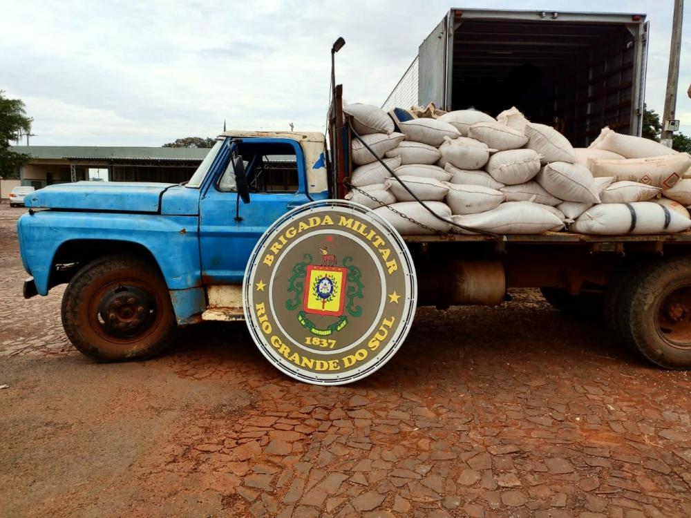 Foram apreendidos 120 sacas de soja (Foto: Brigada Militar/Divulgação)
