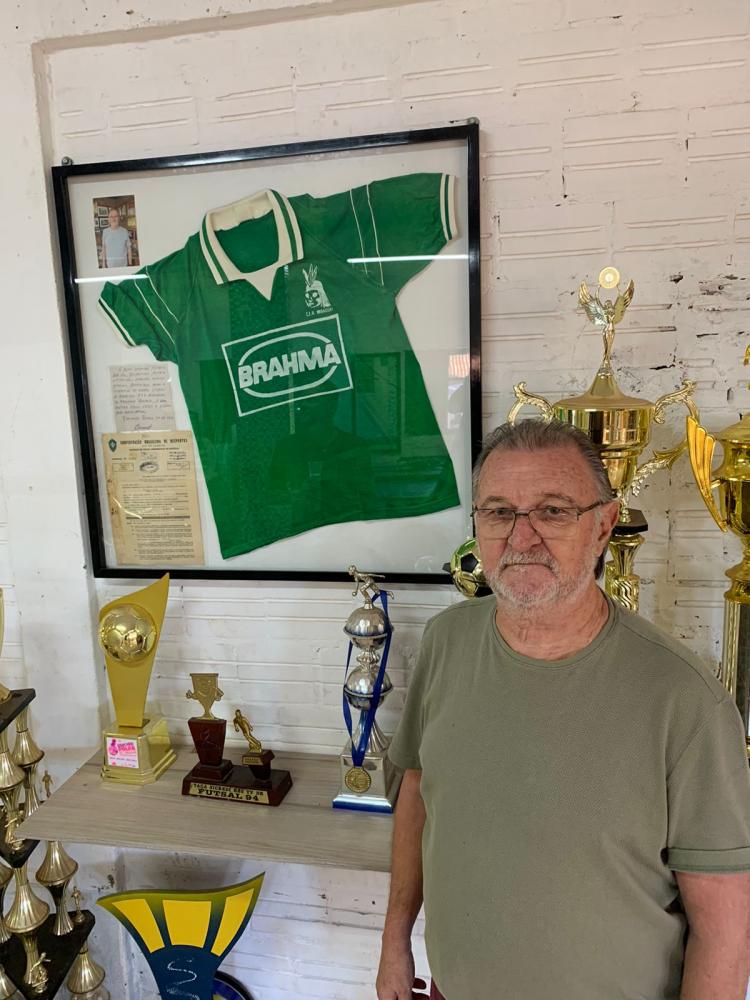 Celestino Antes, Tibica, foi um dos grandes craques do Miraguaí nos anos 60, em uma equipes que se destacou no estado do Rio Grande do Sul. Ele foi homenageado e doou uma camisa antiga para o acervo do clube (Foto: Robinson Giraldi)