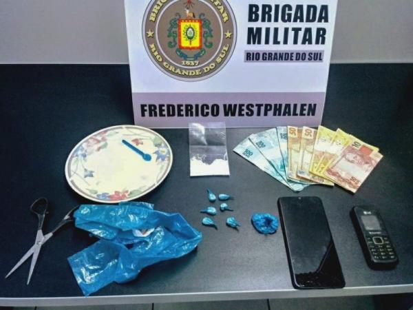 Policiais militares apreenderam 16 gramas de cocaína, R$ 470,00 em dinheiro e dois telefones celulares, além de outros objetos (Foto: Divulgação/37º BPM)