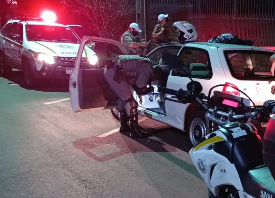 Ação aconteceu em pontos estratégicos da cidade, resultando em 74 pessoas abordadas e identificadas, e 36 veículos fiscalizados (Foto: Divulgação/7º BPM)