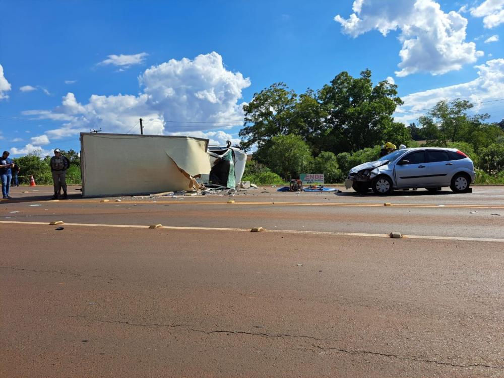Caminhão acabou tombado durante o acidente (Foto: Caçadores de Notícias)