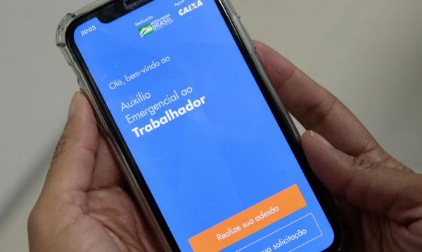 O auxílio depositado hoje faz parte do Ciclo 3 e, por enquanto, fica disponível apenas para transações digitais no aplicativo Caixa Tem, para pagamento de boletos, compras na internet e via máquina de cartão - Foto: Marcelo Casal Jr/Agência Brasil