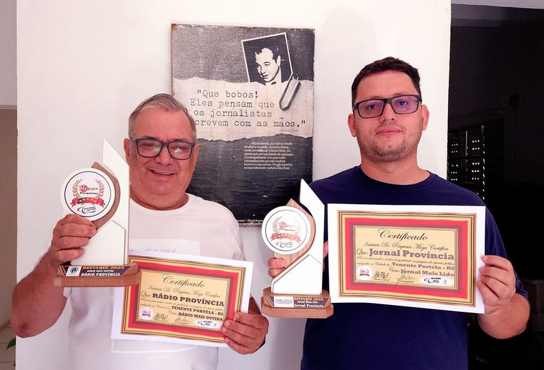 Jornalista Jalmo Fornari e Jonas Martins com os troféus do reconhecimento (Foto: Keli Biguelini)