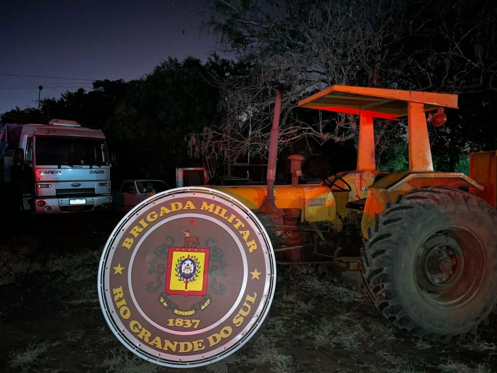 Veículos foram apreendidos em porto clandestino (Foto: Brigada Militar)