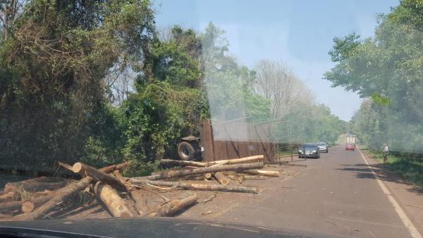 O veículo, carregado com toras, seguia pela ERS-342, entre Ijuí e Cruz Alta, teve problemas com a carga que acabou espalhada pela rodovia -Foto: Reprodução WhatsApp