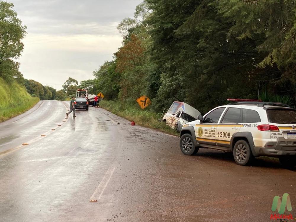 A pista estava molhada na hora do acidente (Foto: Rádio Máxima FM)