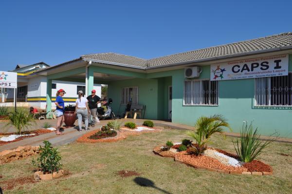 Durante a tarde de ontem (29), pacientes e funcionários públicos realizaram parte da jardinagem na frente do CAPS. (Foto: Divulgação/JP)