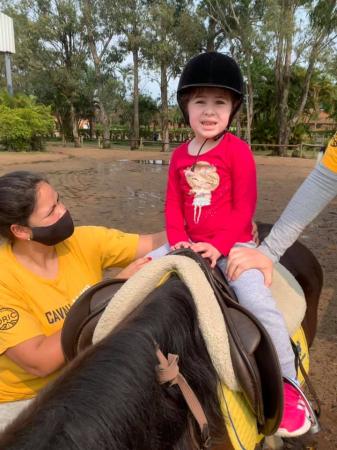 A menina Valentina precisa fazer tratamento continuo (Foto: Reprodução)