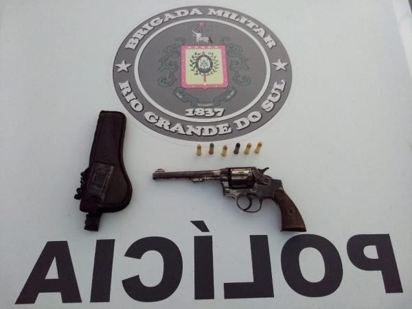 Arma de fogo apreendida em posse de um homem de 26 anos, no interior de Coronel Bicaco (Foto: Divulgação/BM)