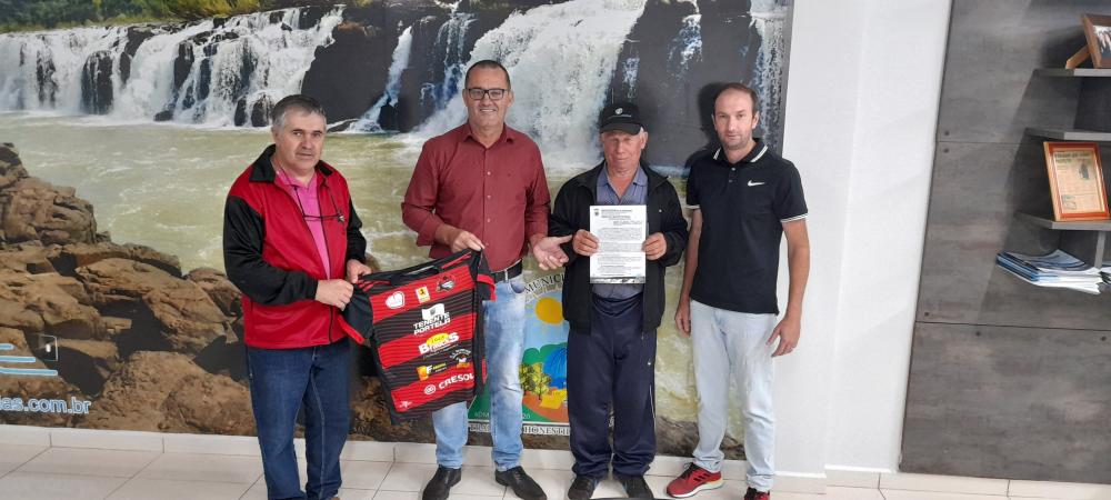 Assinatura ocorreu no gabinete do prefeito de Derrubadas (Foto: Divulgação/Ascom Derrubadas)