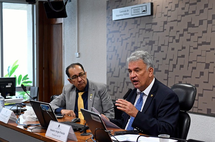 Jorge Kajuru e o presidente da comissão, Sérgio Petecão, autor do requerimento com novos convites - Roque de Sá/Agência Senado