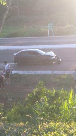 Motorista abandonou o veículo após o acidente - Foto: Ouvinte da Rádio 92)