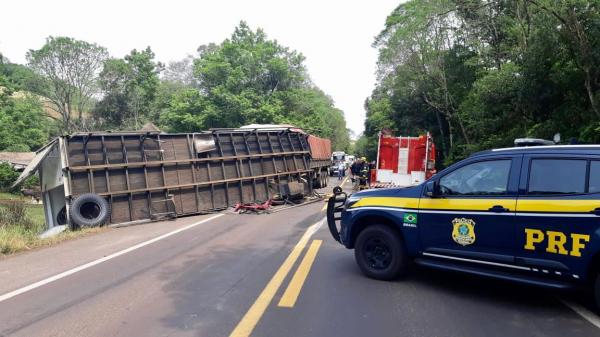 O condutor da carreta, de 51 anos, morreu no local - Foto: PRF