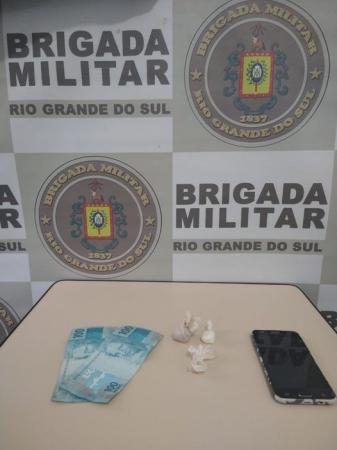 A pesagem da droga totalizou 6 gramas, além de dinheiro que também foi apreendido - Foto: 7º BPM