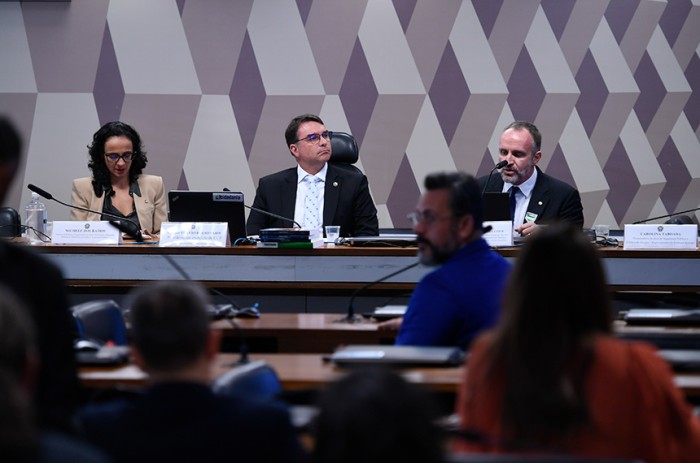 O senador Flávio Bolsonaro (entre Michele dos Ramos e Luciano Leite) comandou o debate - Edilson Rodrigues/Agência Senado