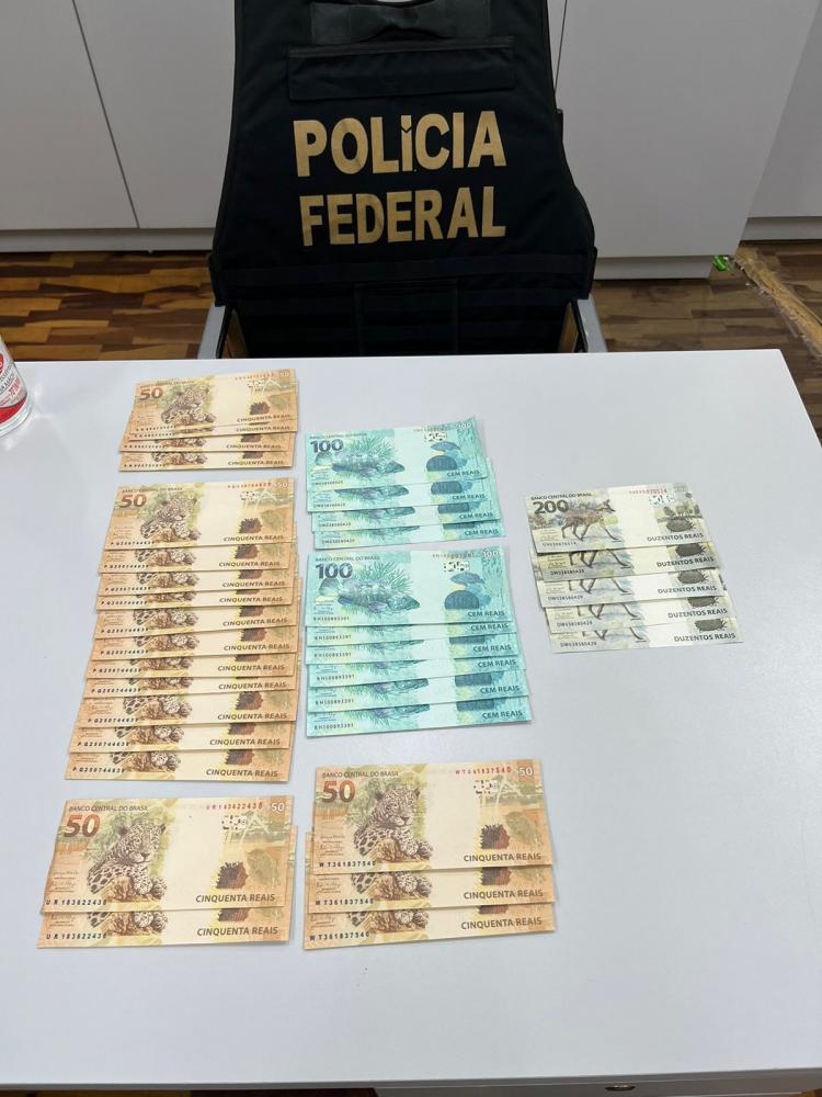 Foram apreendidos R$ 3 mil em notas falsas (Foto: Polícia Federal)