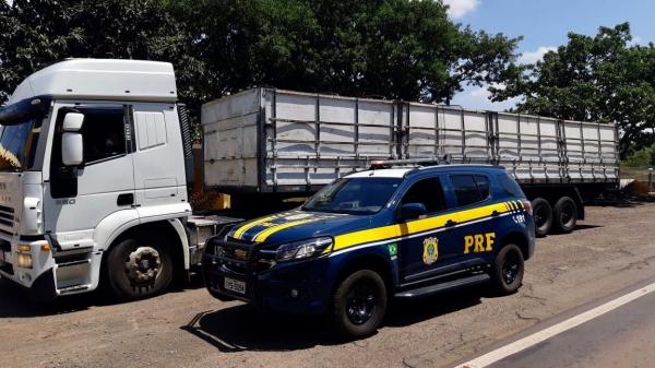 O homem, catarinense de 33 anos, foi preso em flagrante por tráfico de drogas e encaminhado à polícia judiciária para o registro da ocorrência, com a droga e a carreta - Foto: PRF