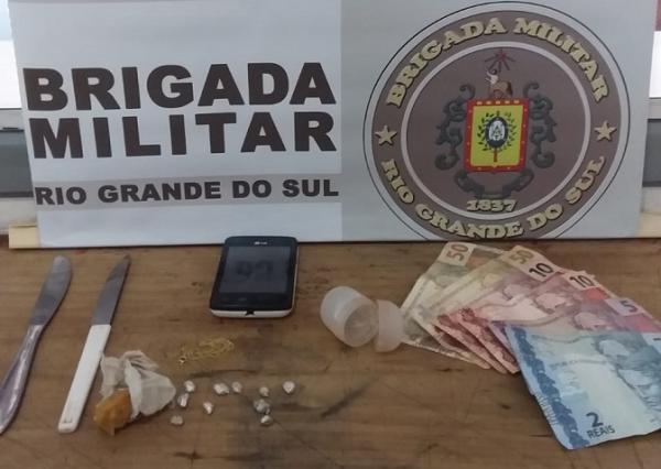 Com o homem de 26 anos, os policiais militares encontraram nove pedras de crack, totalizando quase sete gramas (Foto: Divulgação/BM)