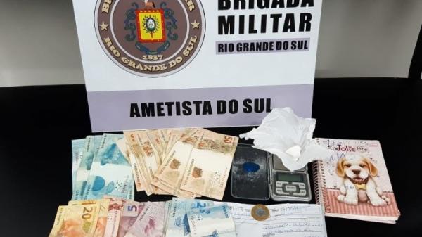 Ao todo foram localizados aproximadamente 11 gramas de cocaína, uma balança de precisão, um caderno de anotações, um aparelho de telefônico e a quantia de R$1982,00 entre cheque, dinheiro e moeda - Foto: 37º BPM