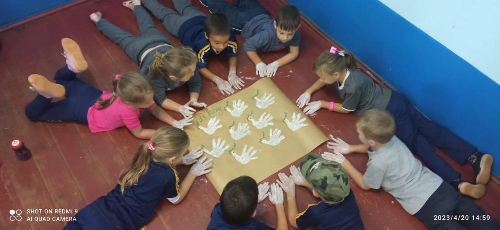 Alunos de Derrubadas participando das atividades na escola (Foto: Prefeitura de Derrubadas)