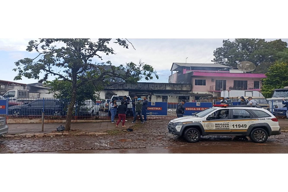 Incêndio deixou o prédio completamente destruído (Foto: 