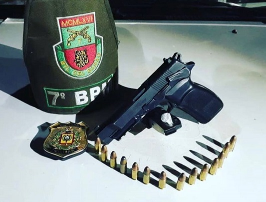 Pistola e bucha de cocaína apreendidas no começo desta madrugada (Foto: Major Diego Munari/7º BPM)