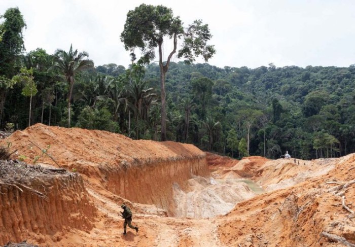 Segundo relatório, incentivo ao garimpo ilegal dizimou territórios indígenas - (Foto: Divulgação/Ibama)