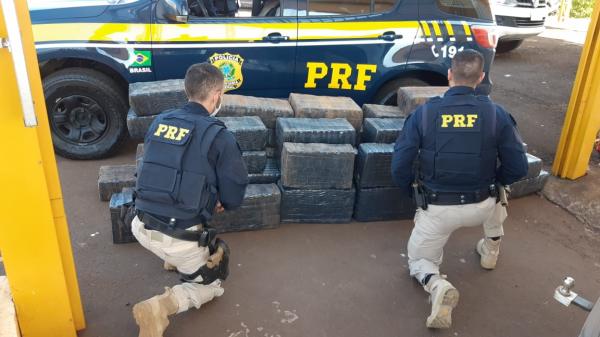 A Ranger estava carregada com quase uma tonelada de maconha - Foto: PRF