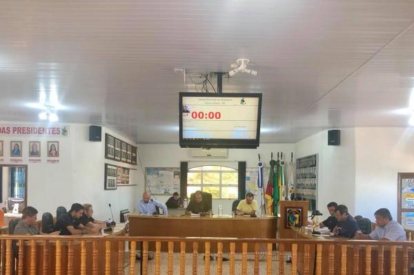 Projetos de Lei tratavam sobre os vencimentos mensais do prefeito, do vice-prefeito, dos secretários municipais e dos vereadores (Foto: Diones Roberto Becker)