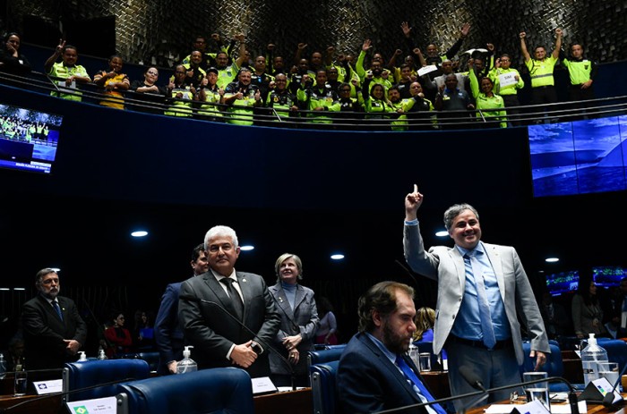O autor do projeto, Efraim Filho (à dir.), na sessão, que foi acompanhada por agentes de trânsito (na galeria) - Marcos Oliveira/Agência Senado