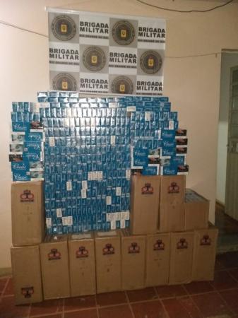 No interior de um carro foram encontradas 20 caixas, contendo 1000 pacotes de cigarros, totalizando 10.000 maços - Foto: BM divulgação