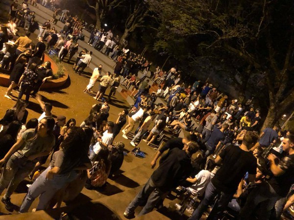 Praça da URI é um habitual ponto de encontro de pessoas, principalmente pela sua arquitetura com arquibancadas e sua localização - Foto: Reprodução
