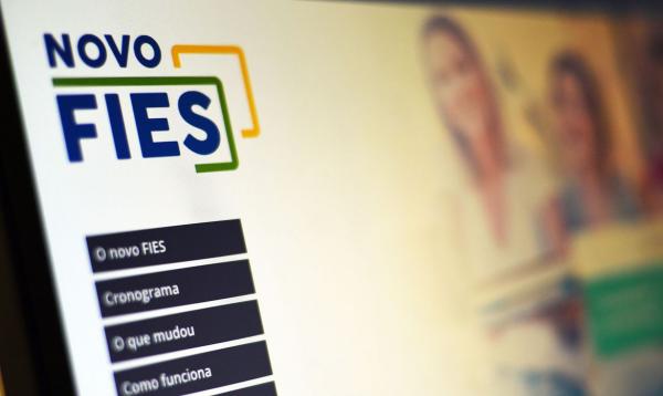 O Fies é o programa do governo federal que tem o objetivo de facilitar o acesso ao crédito para financiamento de cursos de ensino superior oferecidos por instituições privadas - Foto: Marcelo Casal JR/Agência Brasil