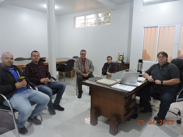 Foram apresentados cursos e projetos do instituto para a administração (Foto: Divulgação/Prefeitura de Redentora)