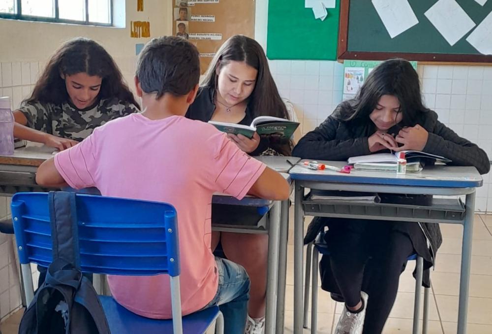 Alunos no momento de leitura (Foto: Divulgação/Redentora)