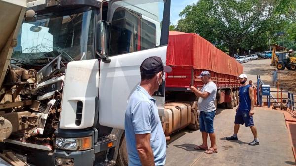 Colisão entre os cargueiros paralisou por alguns momentos a travessia normal da balsa entre SC e RS - Foto: Portal Celeiro