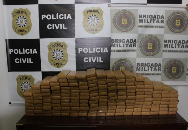 Tabletes de maconha apreendidos pelos policiais civis com apoio da Brigada Militar (Foto: Divulgação/Polícia Civil)