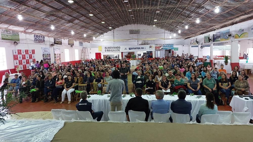 Cerca de 400 pessoas estão reunidos acompanhado o seminário (Foto: Jonas Martins)