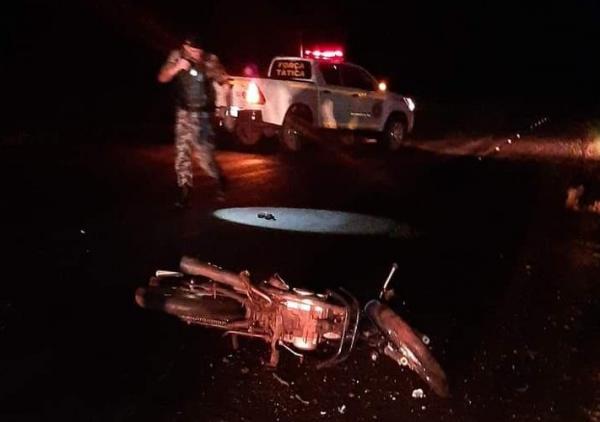 Moto ocupada por duas pessoas transitava no sentido Três Passos - Bom Progresso quando saiu da pista e colidiu em árvores (Foto: Reprodução/WhatsApp)